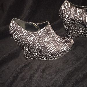 Black and white Aztec wedges (super cute)